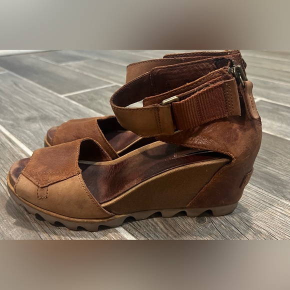 Sorel Tan and Brown WOMENS JOANIE RUSTIC BROWN WEDGE SANDALS
Size 9 - Picture 8 of 12